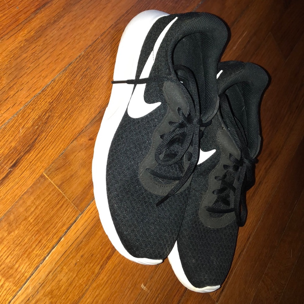 Women’s black and white nike sneakers
